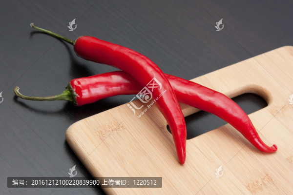 紅辣椒在砧板上