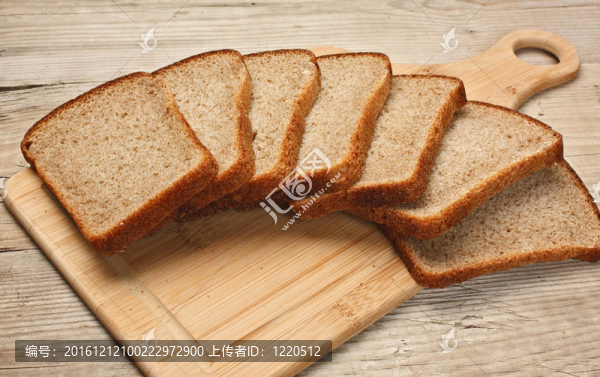 桌上的黑麥面包和玉米穗