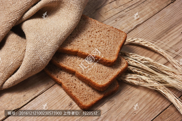 黑麥面包片和玉米穗