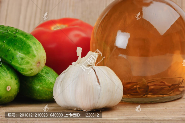 蔬菜和一瓶油；靜物