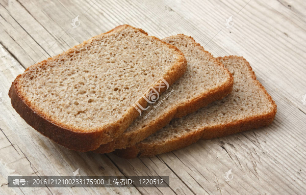 桌上的黑麥面包片