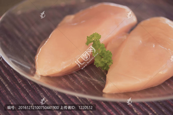 雞胸肉透明板準(zhǔn)備做飯。