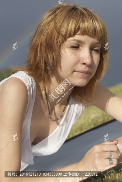 迷人的女孩和彩虹