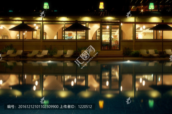 夜間游泳池