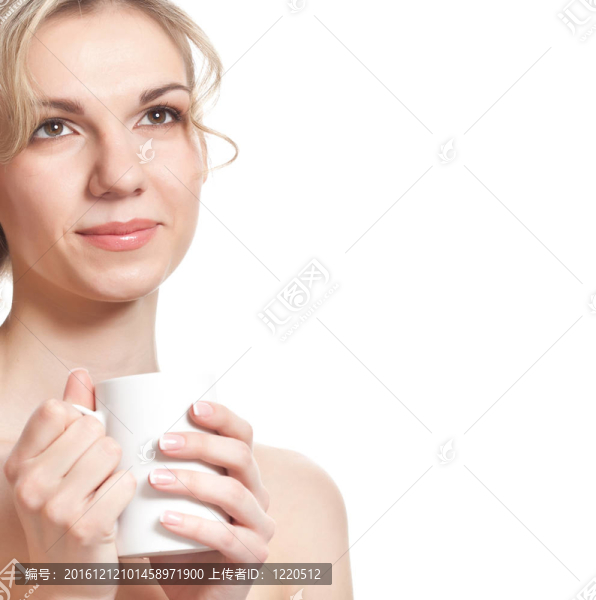 年輕的金發(fā)女人正在喝茶