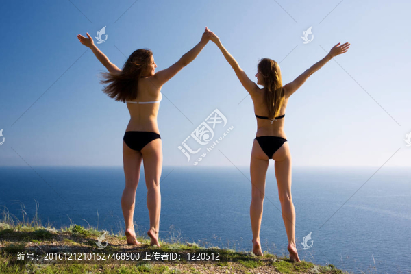 海灘上的兩個女人
