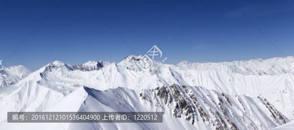 冬山全景。高加索山；格魯吉亞。