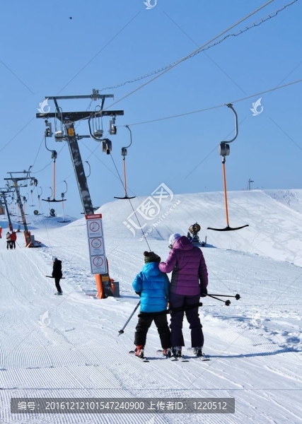 對電梯的滑雪者