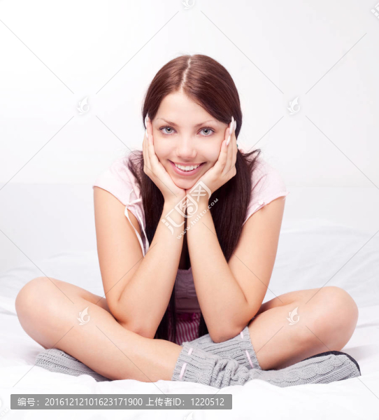 女孩在床上