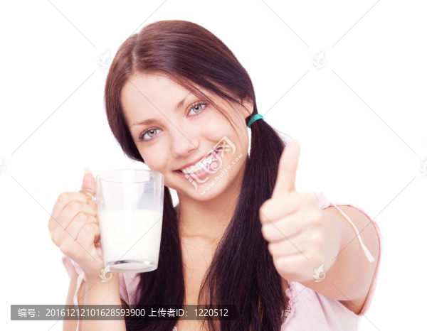 女孩喝牛奶