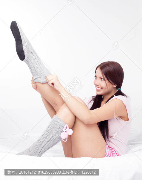 女孩在床上