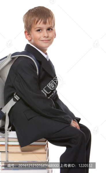 坐在書上的男生