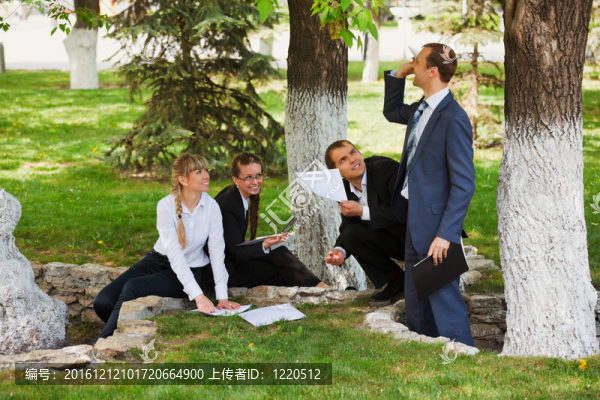 城市公園里的年輕商人