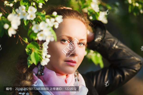 春天花園里的美女