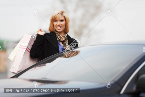 年輕的購(gòu)物者與汽車(chē)