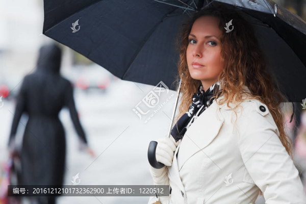 打著雨傘的女人