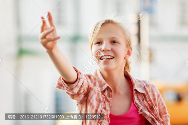 城市街道上的少女