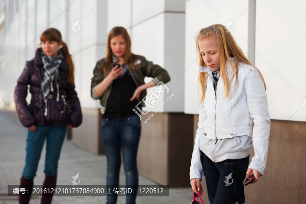 帶手機的少女
