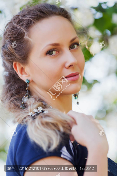 春天花園里的美女