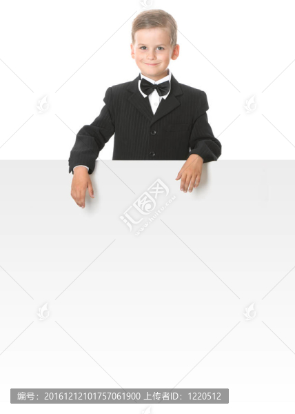 拿著旗幟的男孩