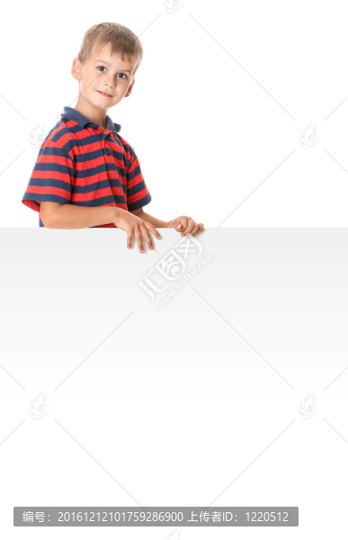拿著旗幟的男孩