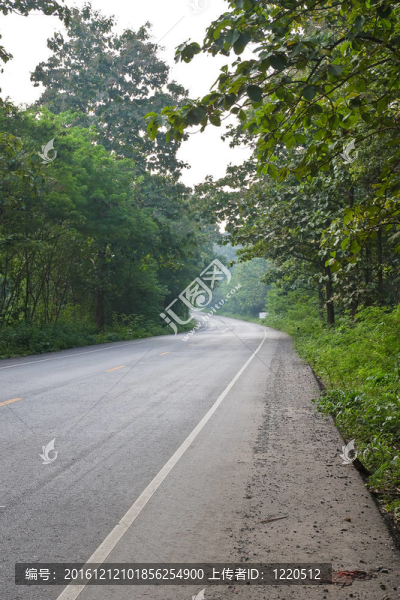 路與藍天白云