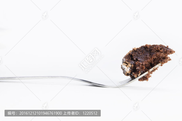 對巧克力蛋糕咬