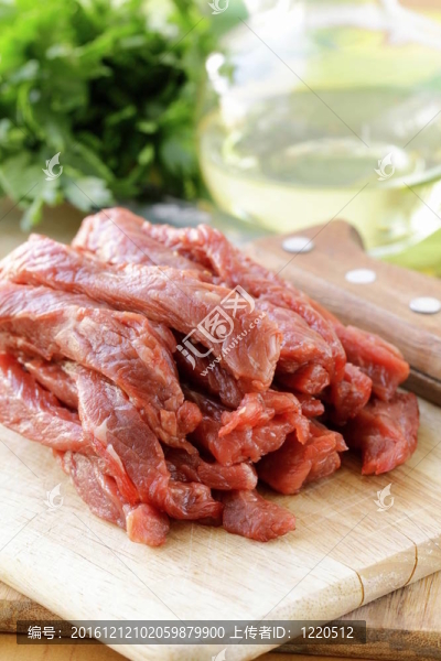 砧板上的新鮮生牛肉
