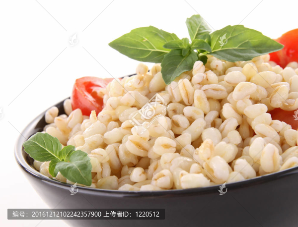 碗小麥；番茄和羅勒