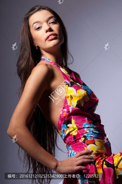 穿著連衣裙的女人