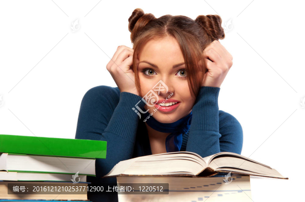 坐在書前的女孩