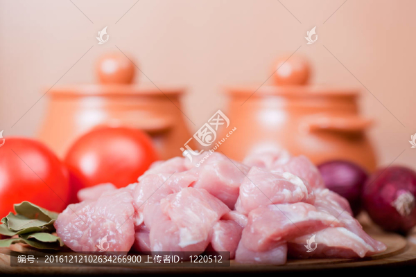切肉和蔬菜；準(zhǔn)備在鍋里壓制。