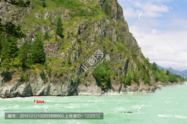 在夏季，山區(qū)河流的美景；阿爾泰山；俄羅斯