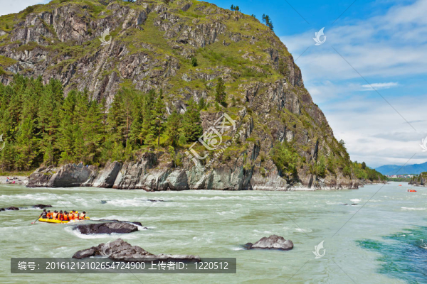 在夏季，山區(qū)河流的美景；阿爾泰山；俄羅斯