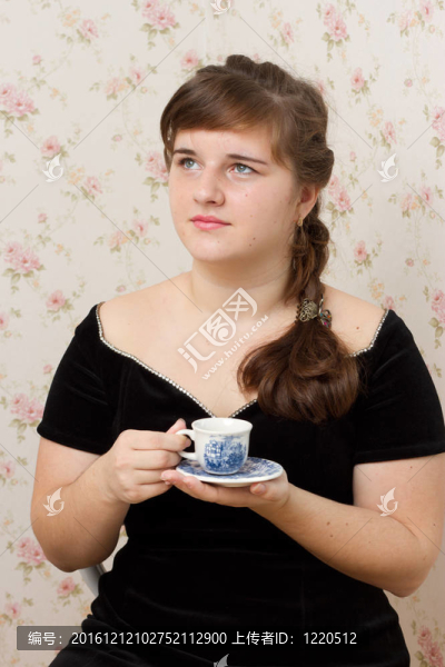 體貼的女人喝咖啡