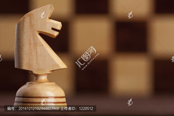 在棋盤背景白色騎士