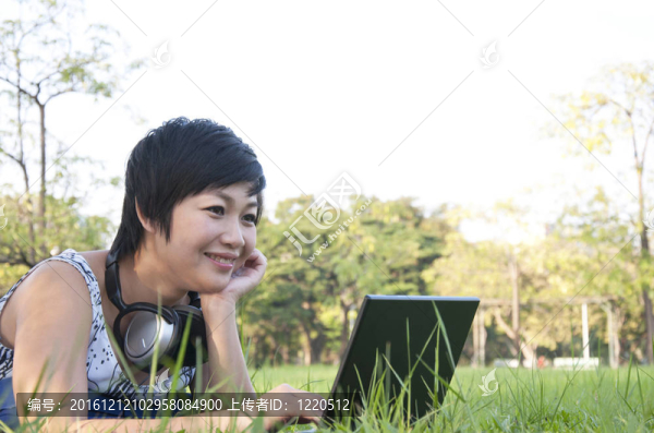 亞洲女士用電腦在外地