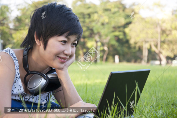 亞洲女士用電腦在外地