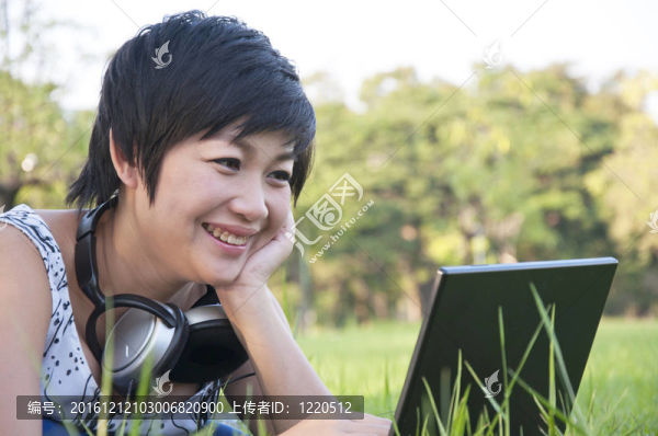 亞洲女士用電腦在外地