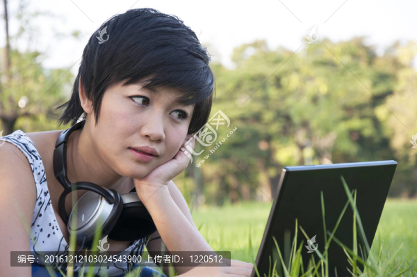 亞洲女士用電腦在外地
