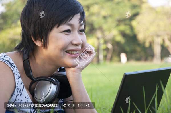 亞洲女士用電腦在外地