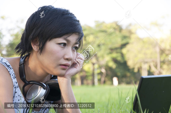 亞洲女士用電腦在外地