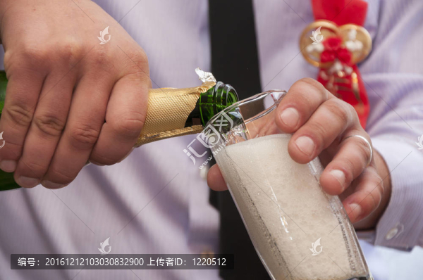 手倒香檳