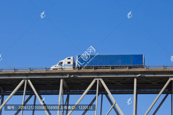 橋上的藍色卡車