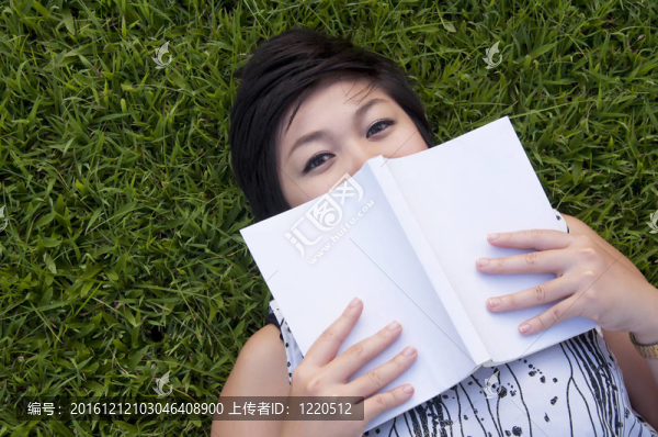 在公園里讀書(shū)的年輕女人