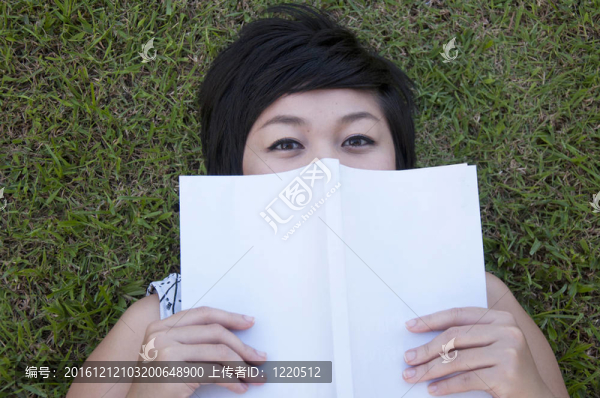 年輕女子在野外看書(shū)