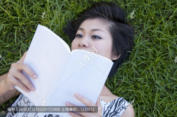 年輕女子在野外看書