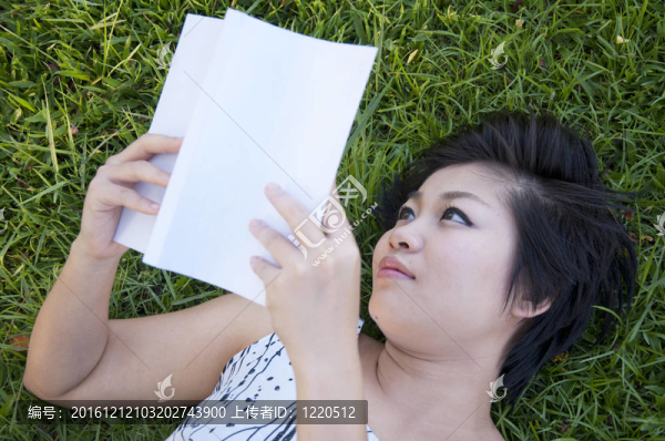 年輕女子在野外看書