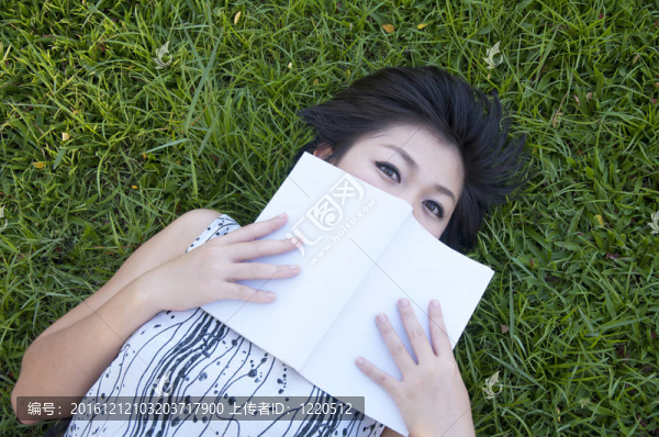 年輕女子在野外看書