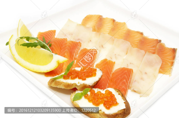 一盤(pán)魚(yú)和魚(yú)子醬